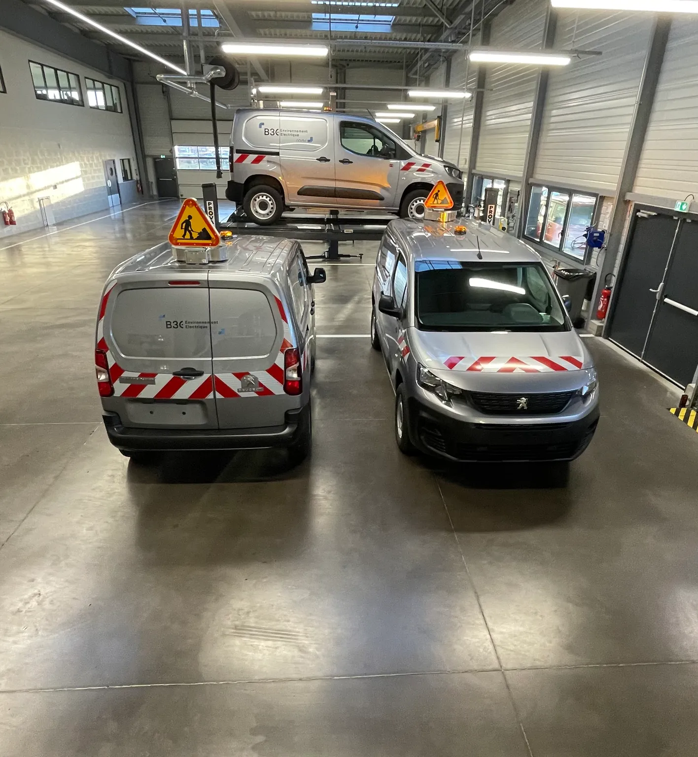 Installation de stickers de police municipale sur un véhicule
