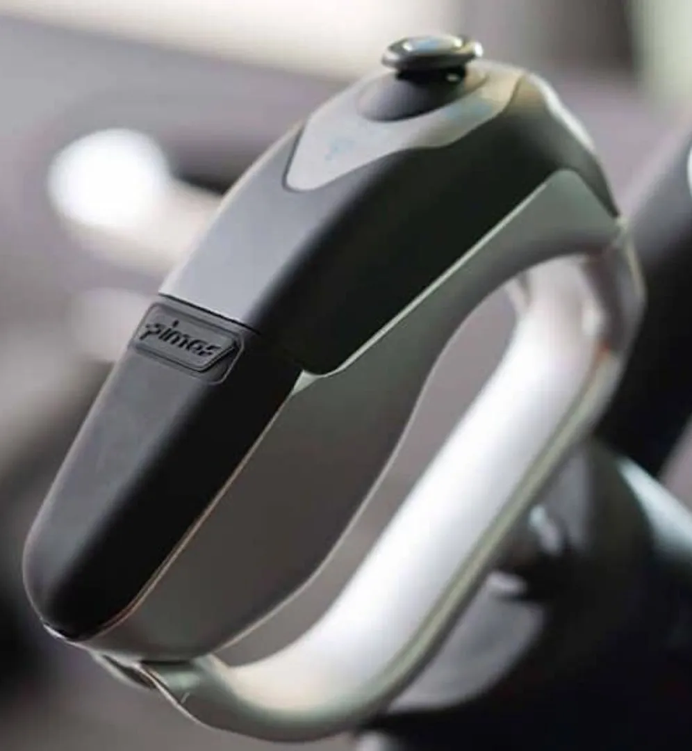 Voiture équipée d'une télécommande au volant