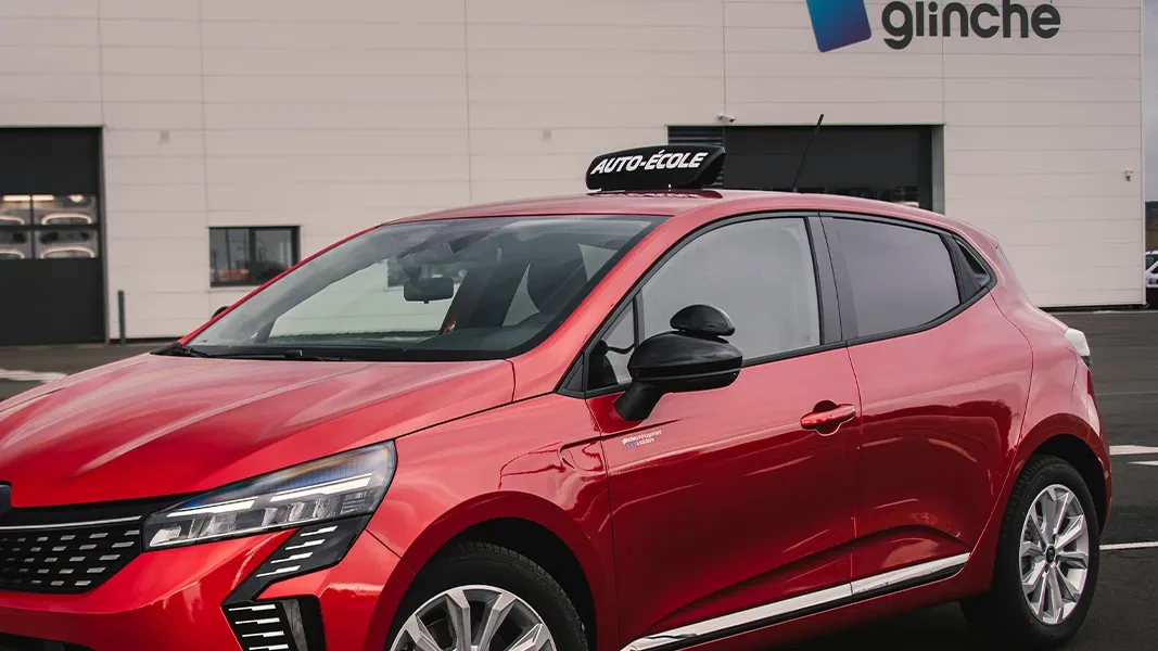 Présentation d'un véhicule auto école équipé