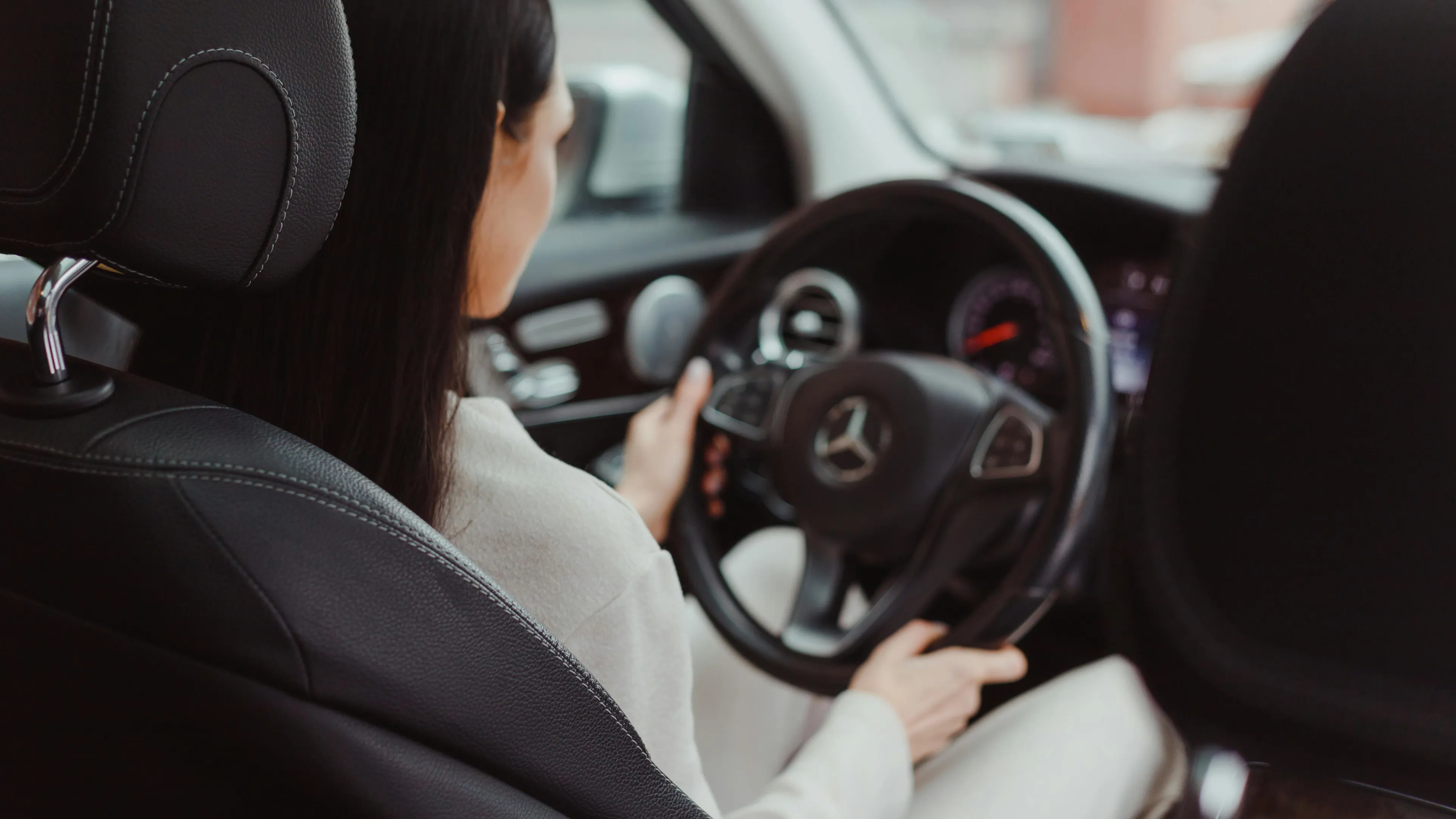 Personne handicapée au volant de son véhicule équipé PMR